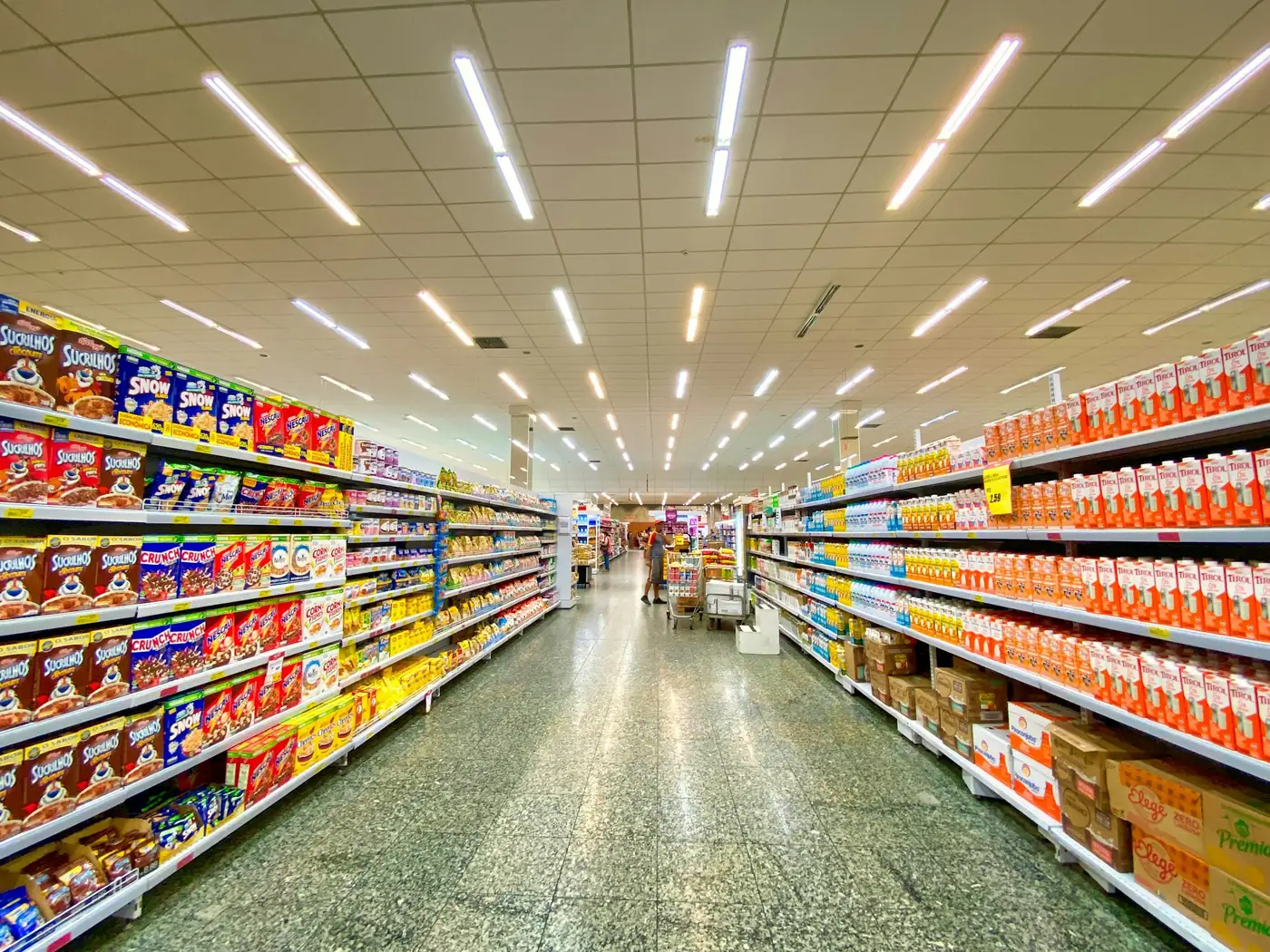 Corredor de supermercado com alimentos