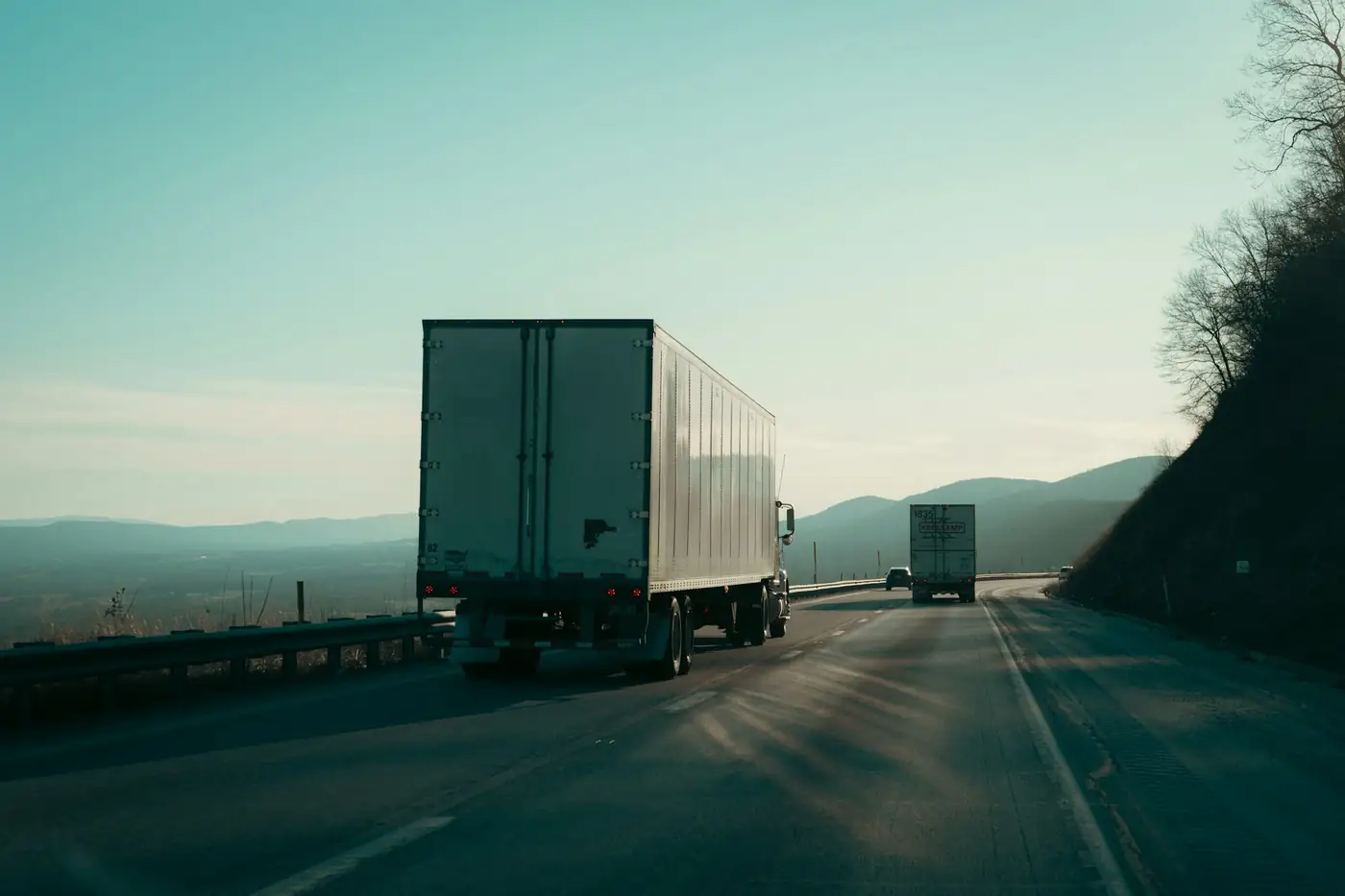 Caminhão baú em rodovia